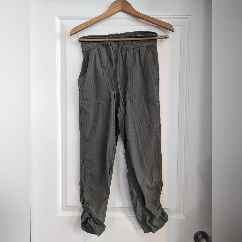 Dance Studio Mid-rise Crop Pant